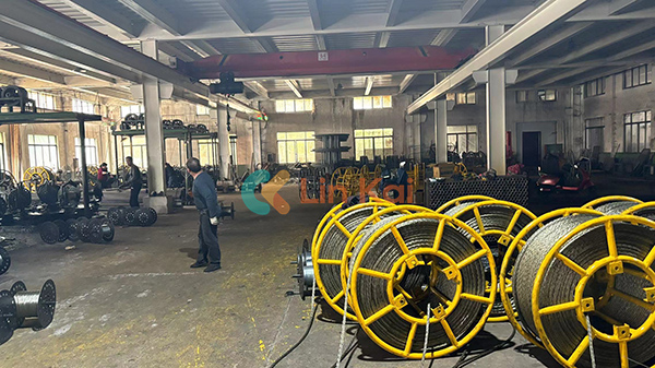 Ningbo Lingkai Electric Power Equipment Co., Ltd.-k kalitate handiko altzairuzko soka bidaltzen du Malasiara eroaleak lotzeko eta tiratzeko.